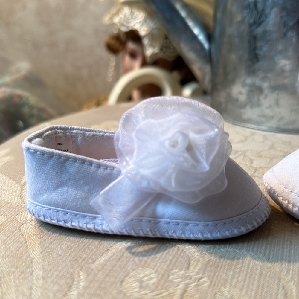 NB baby booties in white with delicate flowers made out organza - Picture 4 of 5